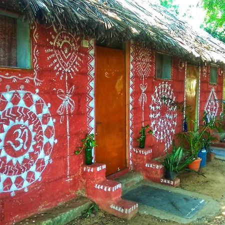 Om Shanti Om Homestay 亨比 外观 照片