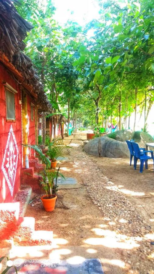 Om Shanti Om Homestay 亨比 外观 照片