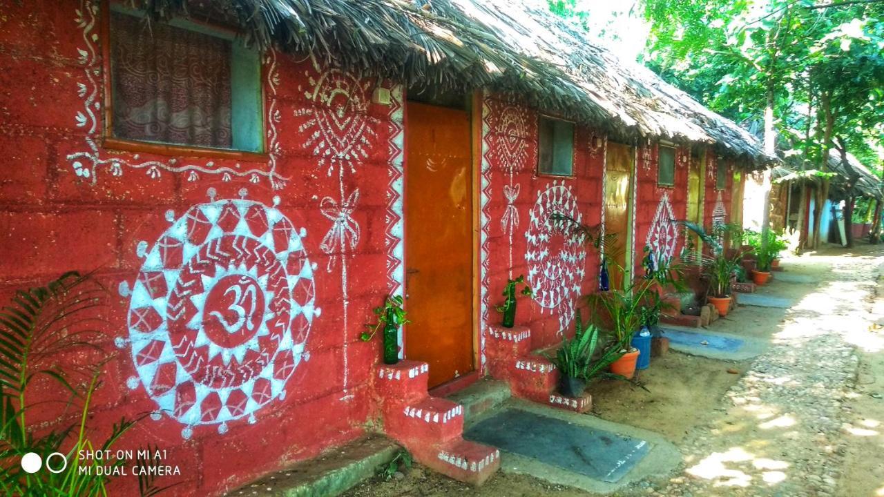 Om Shanti Om Homestay 亨比 外观 照片