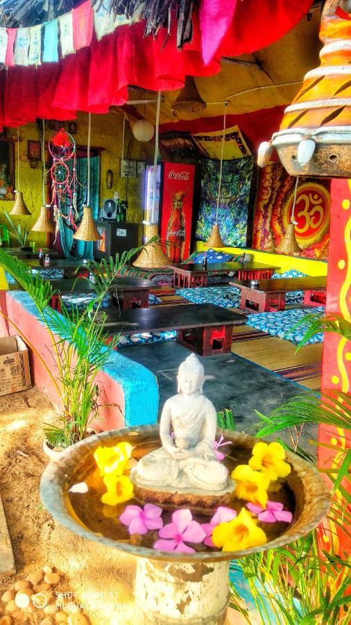 Om Shanti Om Homestay 亨比 外观 照片