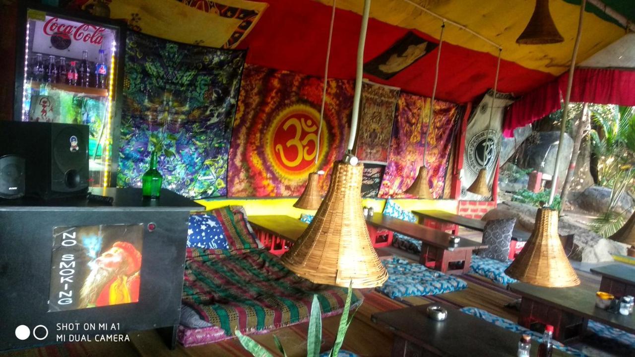 Om Shanti Om Homestay 亨比 外观 照片
